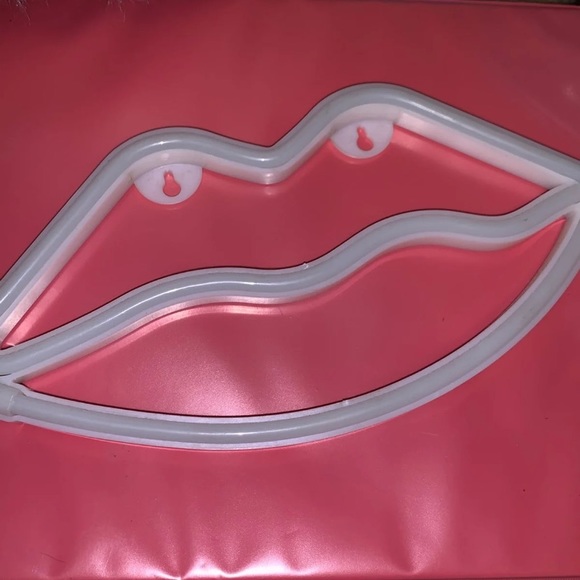 Red Lip LED Light - Picture 2 of 4